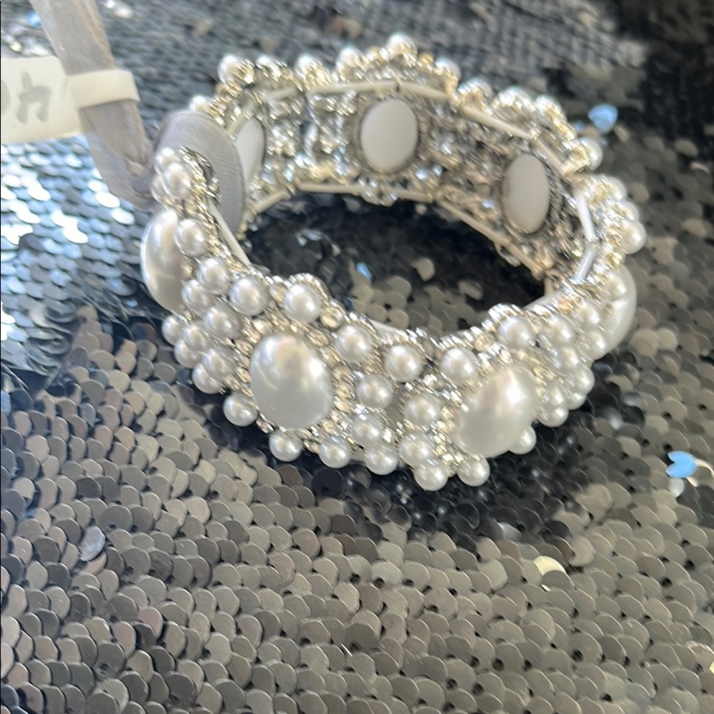 Elegant Silver and White Pearl Bracelet